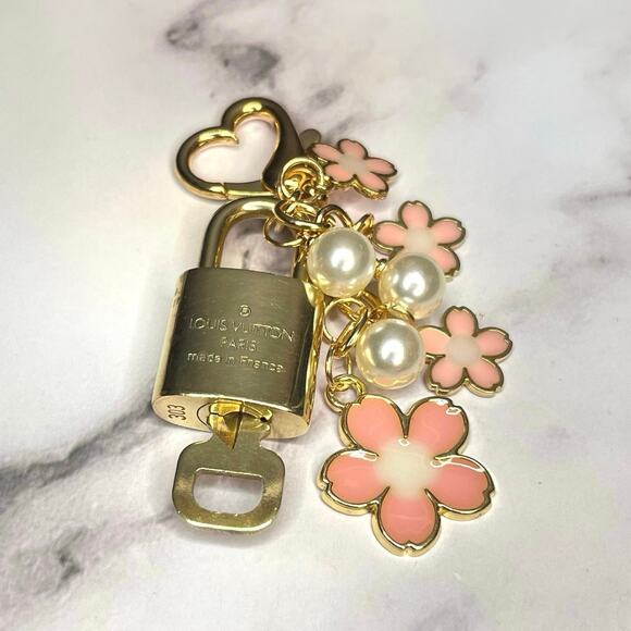 Louis Vuitton Lock & Key #303 with a  Pink Floral & Pearl Charm Keychain - Picture 2 of 4